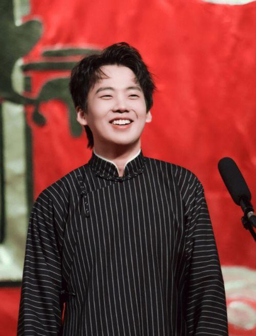 郭麒麟爆料恋情模板视频,揭秘明星背后的甜蜜故事